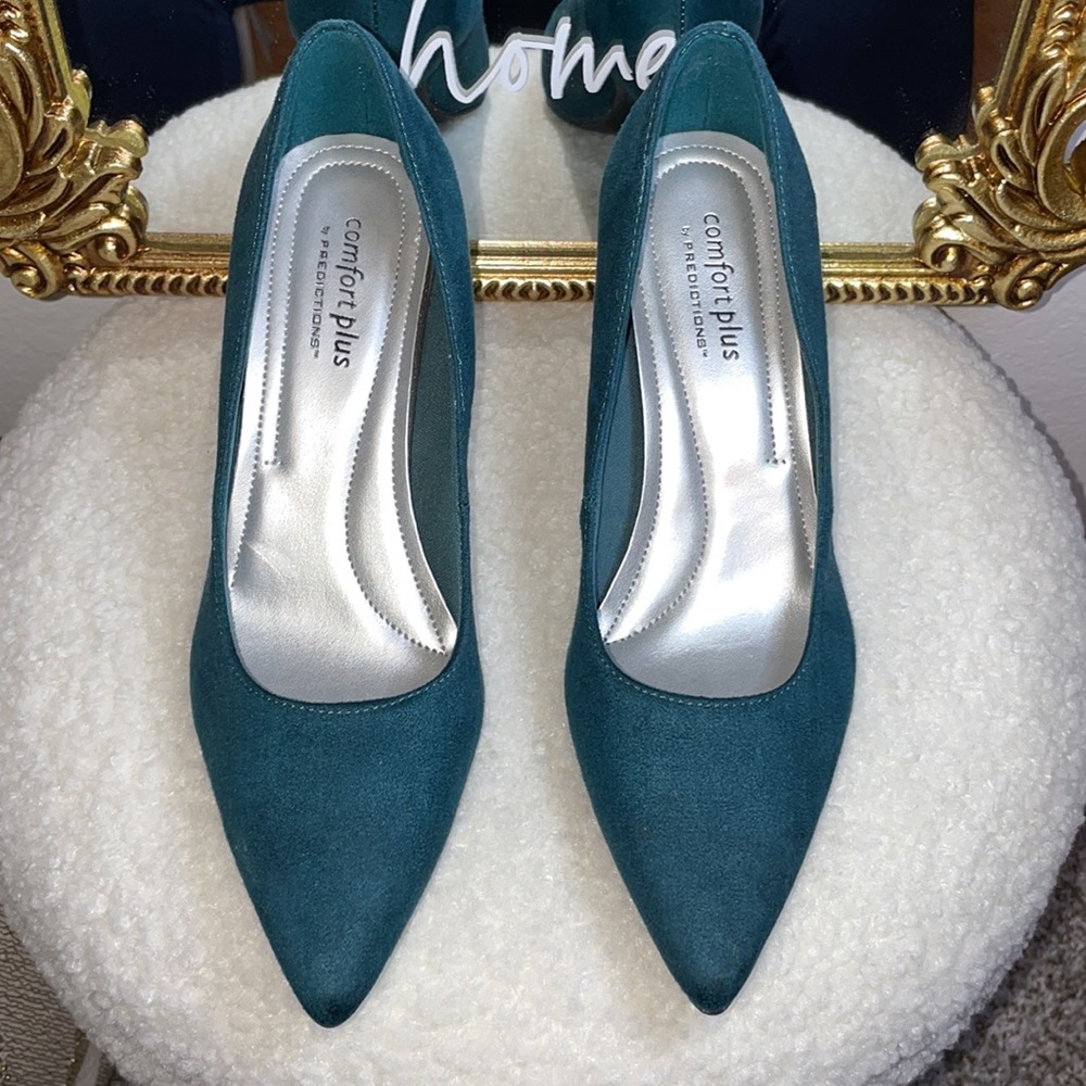 Comfort Plus Women’s Suede Heels with Pointed Toe in Color Teal - Size 6.5